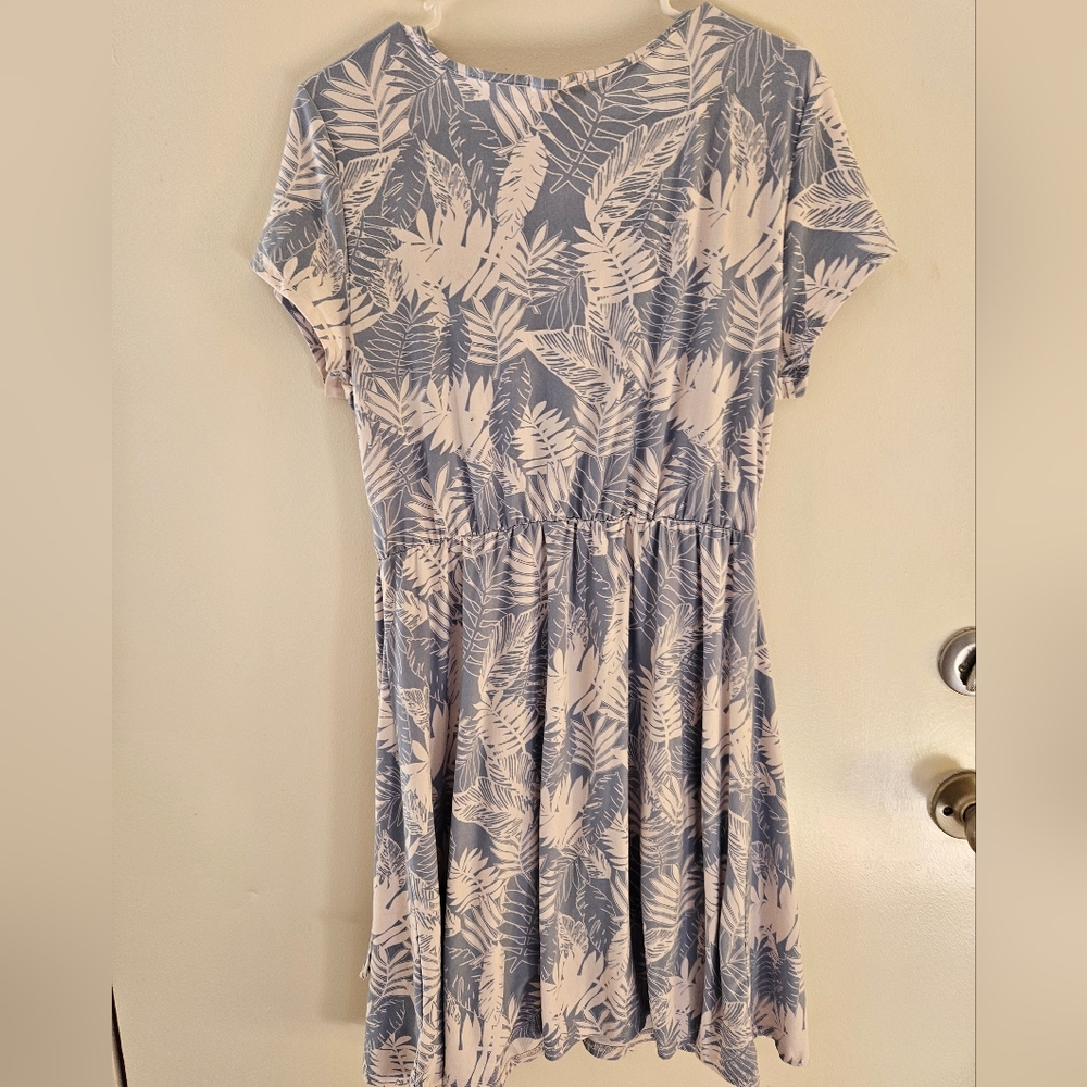 Blue and White Leaf Print Dress Vacation - Picture 5 of 6